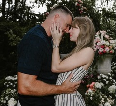 テイラー・スウィフト、“庭園でのプロポーズ写真”と共に婚約発表