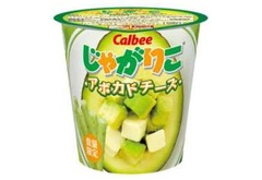 「じゃがりこ」初のフルーツ味、セブン限定の「アボカドチーズ」。