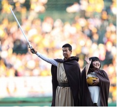 代打の神様・八木“ジェダイ姿”で甲子園登板