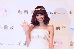 アッキーナ「30歳までに結婚」、ウエディングドレス姿で理想の結婚語る。