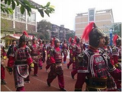 【写真】中国名門高校のコスプレ運動会、1,000人の学生が華やかに。