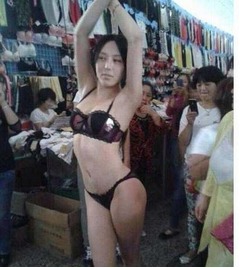 【写真】刺激が強すぎる下着店の店員、お客さんの前で“生着替え”も敢行。