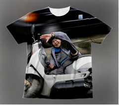 話題沸騰“88歳写真家”西本さんの自撮り「交通事故」がTシャツに。
