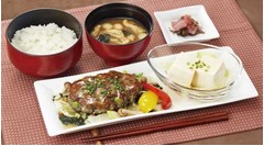 ファミレス初の“ミドリムシ”、デニーズのハンバーグ御膳に採用。