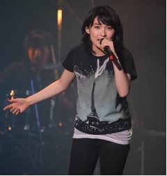 家入レオの学園祭LIVEスタート、“晴れない”金沢で雨女話に会場沸く。