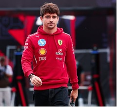 フェラーリのF1ドライバー、23歳“豪華ライフスタイル”インフルエンサーと婚約