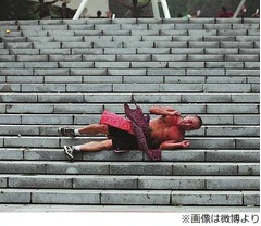 “健康のため”階段転がる51歳、周囲は奇人扱いも3年以上継続中。
