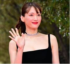 “黒のロングドレス”姿の綾瀬はるか「お祭り気分で」レッドカーペットに登場