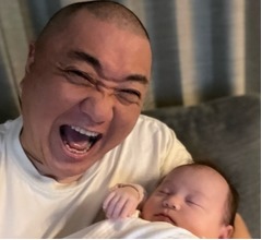 極楽とんぼ・山本圭壱、長女にメロメロ「キャワイィィィィィィーーーーーィ」