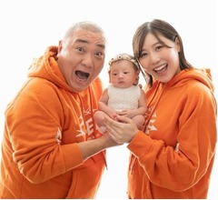 極楽とんぼ・山本圭壱＆西野未姫、“生後1か月の長女”と家族3ショット