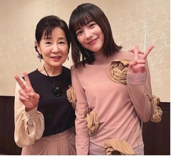 のん「はう、いつもお美しい…」吉永小百合と寄り添う2ショットに反響