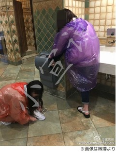 上海ディズニーの酷い“トイレマナー”、ハンドドライヤーで足乾かす。