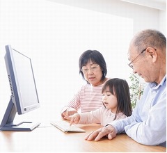 “孫の面倒”よく見る祖父母は認知症リスク低い、高齢者1万人対象の研究