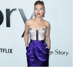 スカーレット・ヨハンソン、人生に“ユーモア”は欠かせない「私は面白い家庭で育った」