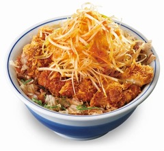 かつや、旨辛がっつり「ネギねぎラー油のロースカツ丼」