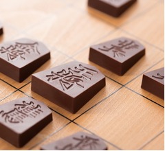 チョコで原寸大の“将棋の駒”再現