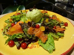 濃厚“甘くないシャーベット”、ひんやりアボカドを新鮮野菜と共に。