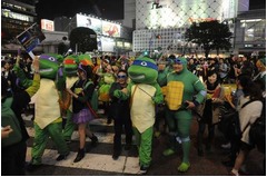 渋谷駅前に“カメの大群”出没、100人のタートルズが交差点横断で騒然。