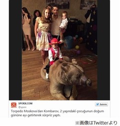 子どもの誕生日にクマ呼び炎上、サッカー選手の父は冴えない本業も槍玉。