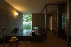 フルフラット寝湯付き露天風呂、岩盤浴や床暖房で寝ているかのよう。