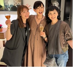 新山千春「青森にいた時からの憧れ」女優2人との“ホームパーティー3ショット”
