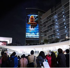 “実物大巨人現る”現地の様子、JR川崎駅前で4月12日まで開催。
