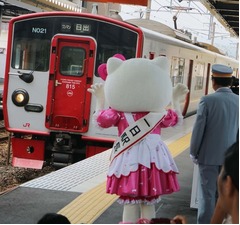 “駅長”キティがホームで電車出迎え