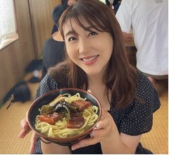 安めぐみ、夏休みは家族で沖縄旅行満喫「ソーキそば食べたり、次女とのんびり」