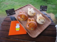 “ミッフィーの顔”の菓子パン、クリ−ムパンとイチゴジャムパンに。