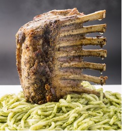 前代未聞“そびえ立つ”肉うどん、うどんの上に2kgの肉塊がドーン。