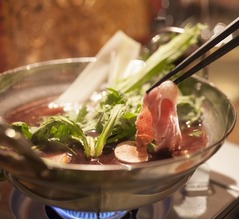 ラム肉を“赤ワインだし”でしゃぶしゃぶ