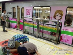 【写真】「ラブライブ!」列車に土下座、中国のアニメファンが大興奮。