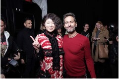 【写真】椎名林檎がNYのショーに出席、MARC JACOBSとツーショット。
