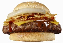 “超厚”パティがはみ出るバーガー、バーガーキングが期間限定販売。