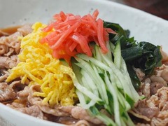牛丼屋が考案した冷やし中華、神戸らんぷ亭が“夏メシ進化形”提案。