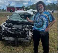 “WWE殿堂入り”レスラーが交通事故で入院、大破した車の写真を披露