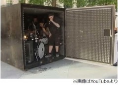 “酸欠必至”箱の中でデスメタル、路上で行う奇抜なパフォーマンス。