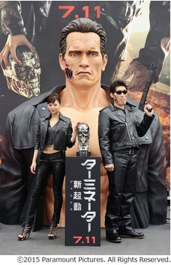 西内まりやがヘソ出し“女戦士風”に、シュワルツェネッガー愛を熱弁。