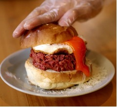 とろとろ食感の“焼かない”レアハンバーガー「極上の生ハンバーガー」