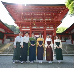 袴姿の上白石萌音ら“かるたの聖地”近江神宮参拝、連ドラ版「ちはやふる」ヒット祈願