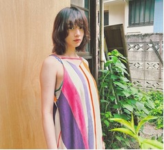 のん、“二の腕すらり”夏らしい涼しげなキャミワンピース姿