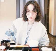 のん、浴衣&メガネ姿で“くるっくる”ヘアのプライベート温泉旅行ショット