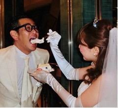 “結婚10年”ココリコ遠藤の妻が軍団山本プロデュース結婚式の写真を披露