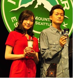 井浦&伊藤の“しあわせ”写真、「マウントレーニア」イベントで披露。