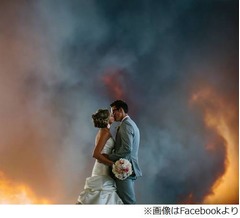“炎上中の結婚写真”が話題に、カメラマンの機転で貴重なショット。