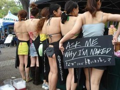 ひと肌脱いでの“Naked接客”、「LUSH」が不要パッケージの削減訴え。