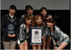 ℃-uteが2つのギネス記録達成、テレビ番組の公開収録イベントで。