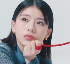 出口夏希、指に結ばれた“赤い糸”に導かれ…アットホームの新CM