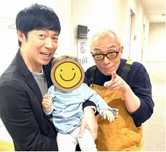 東MAXと1歳次女、“お名前ダーツ”やってくれた所ジョージと初の3ショット