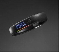 ナイキが活動量記録するバンド、新単位“NikeFuel”の数値をLED表示。